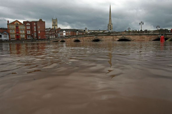 Rising flood waters of the rivern Seven come close to the top of New Bridge in Worcester