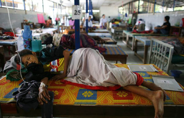 A Burmese woman rests in the in-patient ward at the Mae Tao clinic