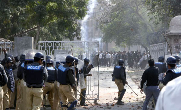 Police clash with lawyers at Lahore high court