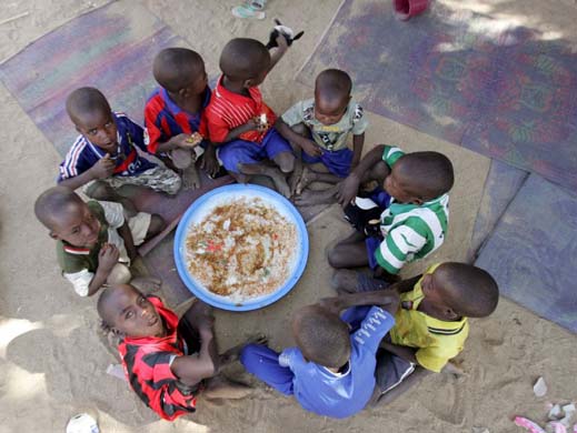 Chad children eating