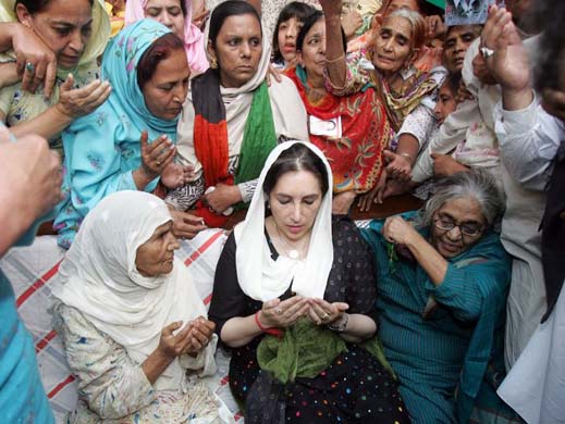 Bhutto leads prayer