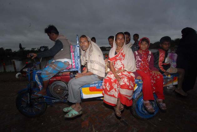 Bangladeshi villagers escape to shelter