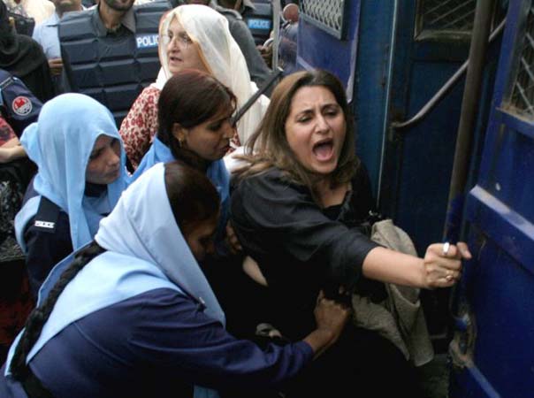 Police arrest protestors