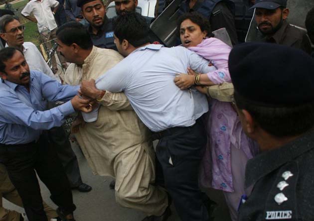 Pakistani policemen arrest protestors