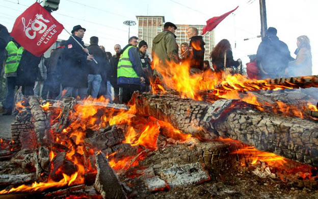 Rail workers protest on the third day of the nationwide strike