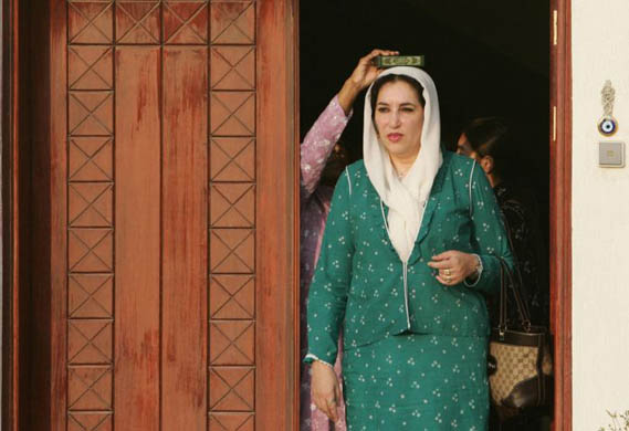 Benazir Bhutto returns to Pakistan