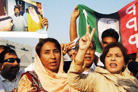 Benazir Bhutto returns to Pakistan