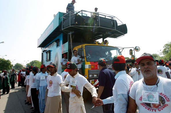 Benazir Bhutto returns to Pakistan