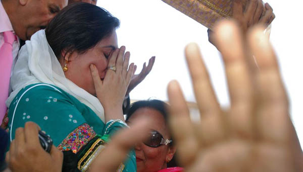 Benazir Bhutto returns to Pakistan