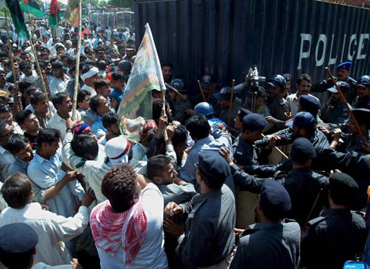 Benazir Bhutto returns to Pakistan