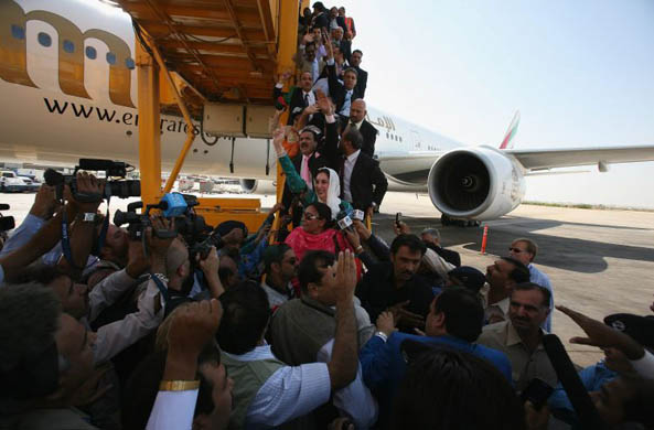 Benazir Bhutto returns to Pakistan