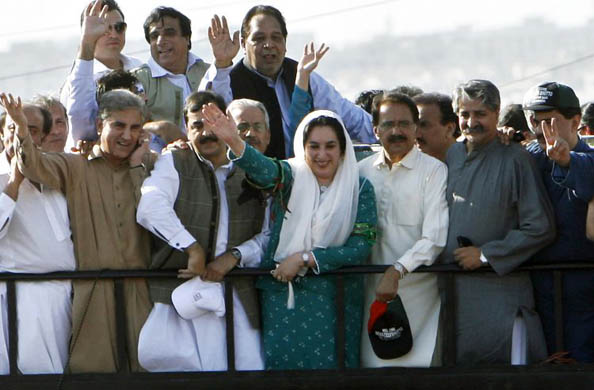 Benazir Bhutoo returns to Pakistan