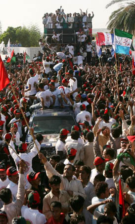 Benazir Bhutto returns to Pakistan