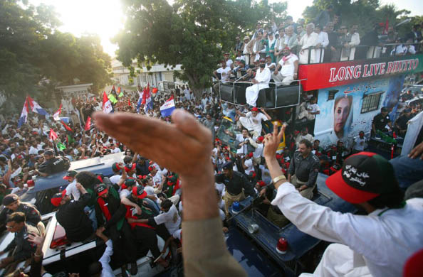 Benazir Bhutto returns to Pakistan