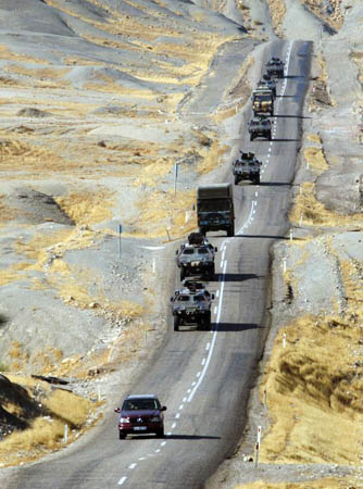 Army troops head towards the Iraqi border