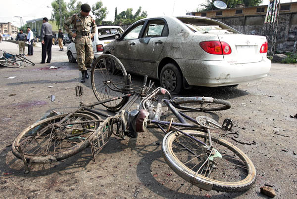 pakistan suicide bomb attack