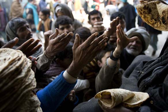 Pakistani men receive bread