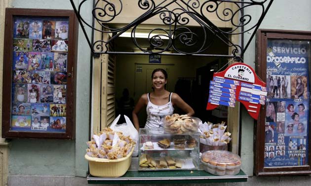 A vendor sell food in Havana