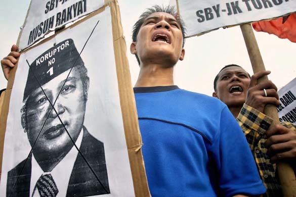 People protest against former Indonesian President Suharto
