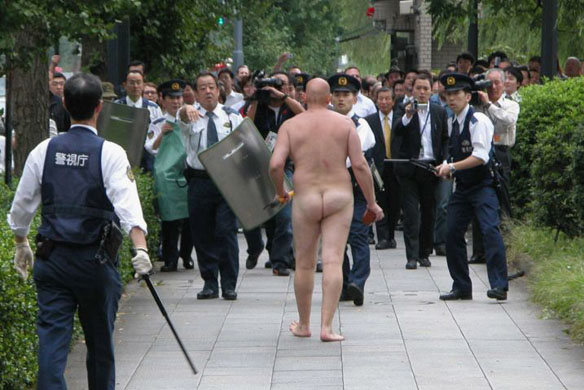 Naked Spaniard on Tokyo thoroughfare 