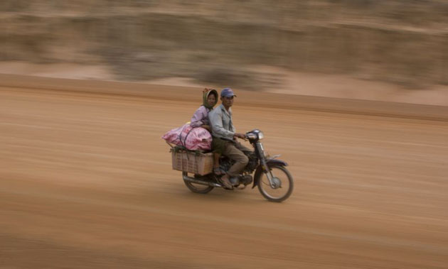 cambodian refugees flee border fighting with thailand