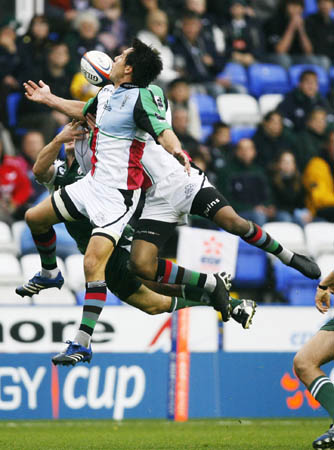 Rugby Union, De Wet Barry tries to reach a high ball