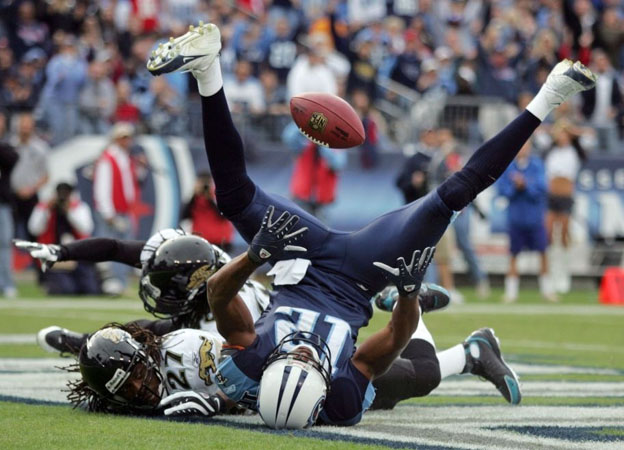 Justin Gage catches a final-quarter touchdown pass for the Tennessee Titans