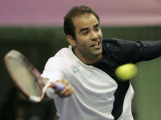 UnassignedPete Sampras returns the ball to Federer 