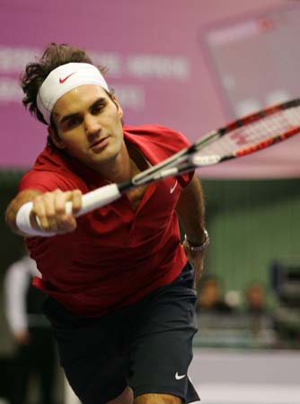 Federer reaches for the ball