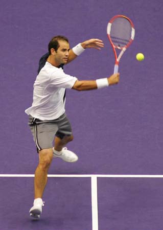 Sampras returns the ball to Federer