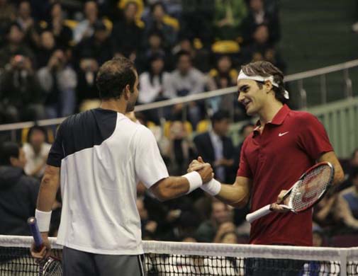 Federer and Sampras shake hands