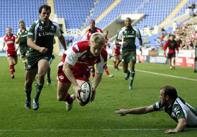 Iain Balshaw scores a try