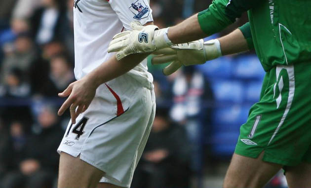 Kevin Davies of Bolton Wanderers with his dislocated finger