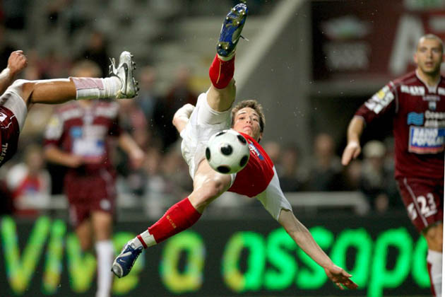 Sporting de Braga player Linz tries to score a goal against Uniao de Leiria during their Portuguese first league soccer match
