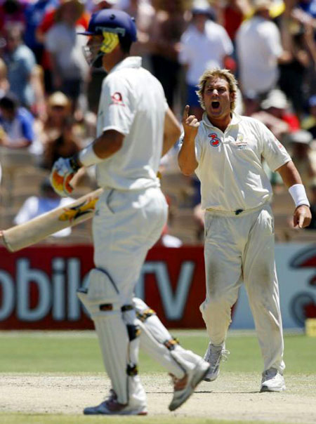 Kevin Pietersen bowled by Shan Warne in Ashes series 2006