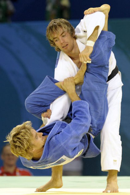 Austria's Ludwig Paischer (L) and Great Britain's Craig Fallon compete during their men -60kg preliminary match in Beijing 