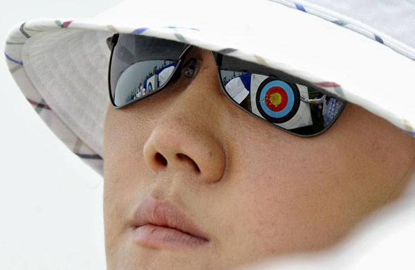 The target is reflected on the sunglasses of archer Park Sung-Hyun of South Korea during the Ranking Round of Beijing 2008 Olympic Games Archery competition in Beijing