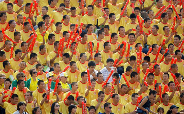 A crowd of volunteers watch the field hockey competition between Argentina and Great Britain