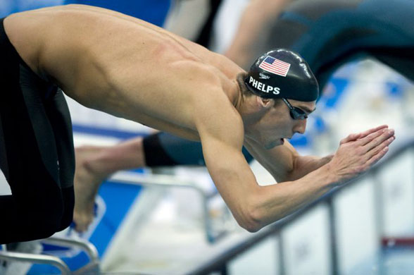 Michael Phelps starts the 4 x 100m mens relay 