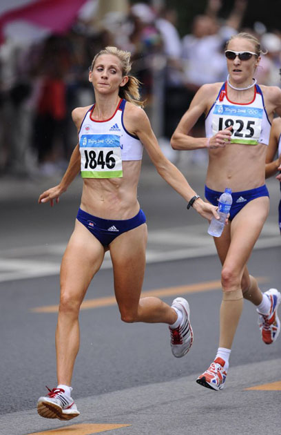 Liz Yelling offers some water to Paula Radcliffe