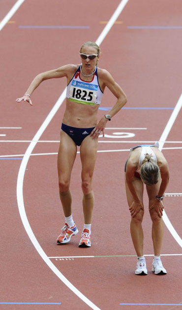 Paula Radcliffe hobbles to a stop