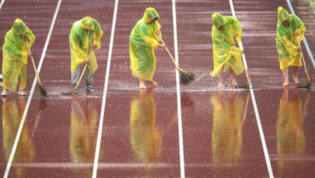 New Olympic Event GD8500281@Volunteers-sweep-the--9929