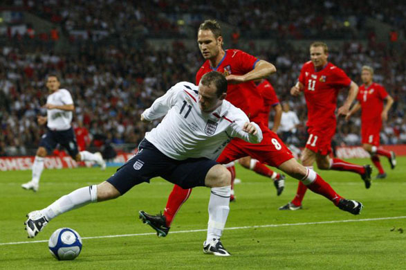 England's Wayne Rooney (L) is challenged by Czech Republic's Jan Polak during their international friendly soccer match 