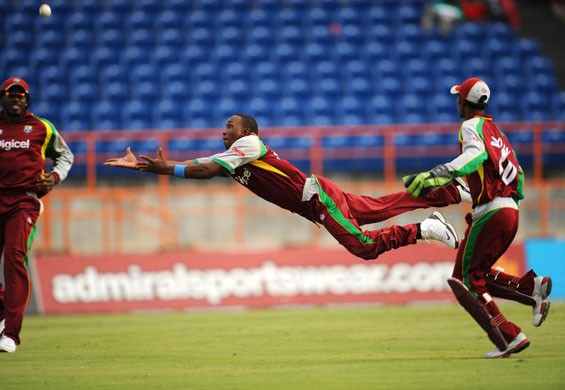 dwayne bravo misses a catch 