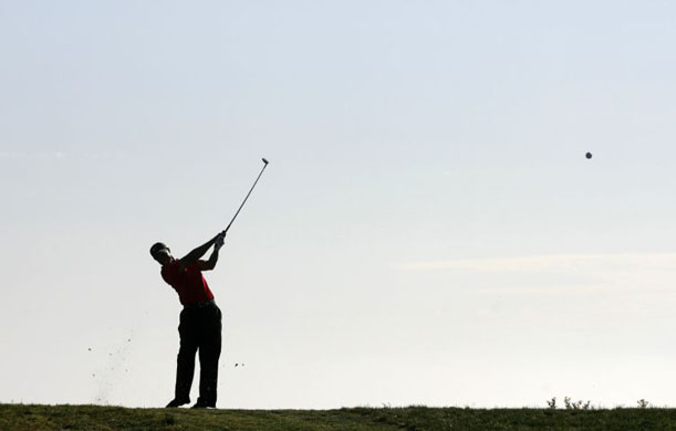 Tiger Woods hits from the 17th tee at US Open 