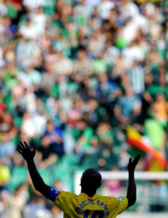 Villarreal's Marcos Senna celebrates after scoring against Sevilla during a spanish football match at the Sanchez Pizjuan stadium