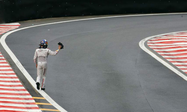  David Coulthard leaves the track after crashing at the Brazilian F1 Grand Prix 