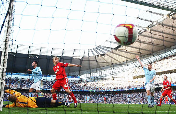 Dirk Kuyt scores Liverpool's winner