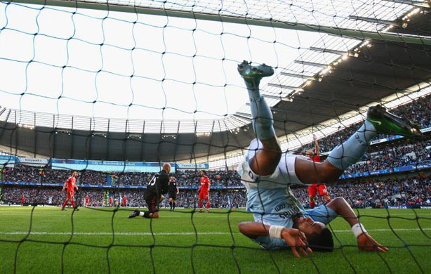 Robinho misses a chance against Liverpool 