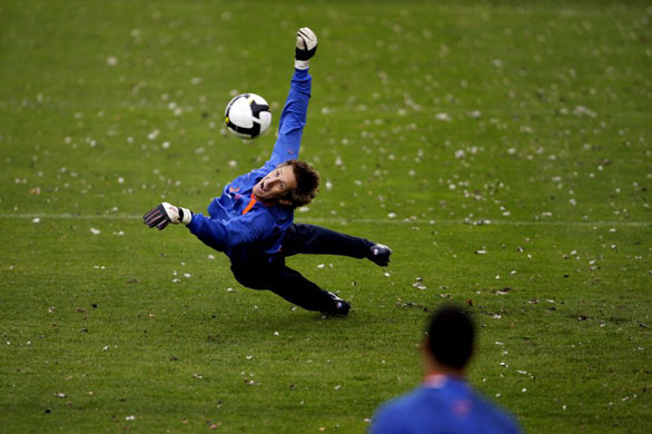 Edwin van der Saar returns from retirement to play for Holland